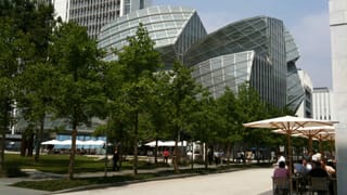 Zeitgenössische Architektur, davor ein Park. Zeitgenössische Architektur, davor ein Park.