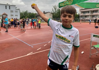Junge übt mit Ball für den Weitwurf