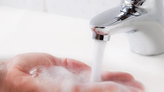 Sprudelnder Wasserhahn