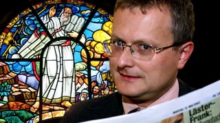 Werner de Schepper vor einem Kirchenfenster mit einer «Blick»-Zeitung.