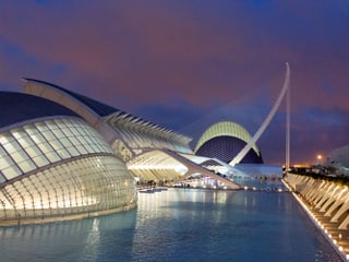 Futuristische Gebäude am Wasser