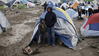 Syrische Flüchtlinge vor einem Zelt in Idomeni