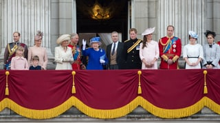 Die Windsor-Familie auf dem Balkon beim Winken