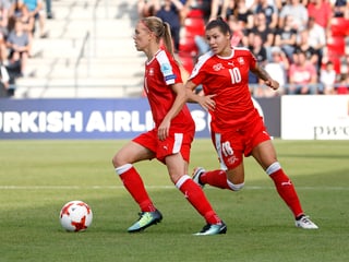 Die Schweizer Routiniers Lara Dickenmann mit dem Ball und Ramona Bachmann.