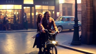Ein älterer Mann und eine junge Frau fahre gemeinsam auf einem Roller durch die Strasse.  