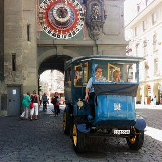 Sabine Dahinden im Elektromobil in der Altstadt Bern