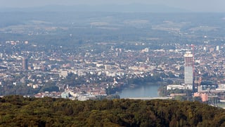 Blick vom Chrischona-Turm über den Roche-Turm in den Jura.
