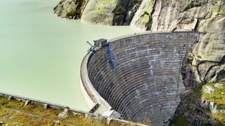 Staumauer mit Stausee an der Grimsel.