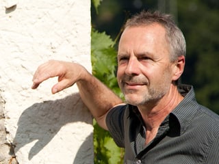 Porträt von Markus Ramseier, schräg zur Seite blicken, draussen an eine Hauswand angelehnt. Porträt von Markus Ramseier, schräg zur Seite blicken, draussen an eine Hauswand angelehnt.