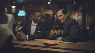 Viggo Mortensen und Mahershala Ali an einer Bar sitzend Viggo Mortensen und Mahershala Ali an einer Bar sitzend