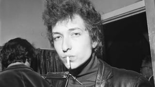 Bob Dylan raucht eine Zigarette.