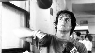 Rocky trainiert am Punching-Ball.