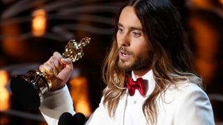 Jared Leto mit einem Oscar in der Hand.