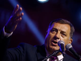 Dodik gestikuliert am Rednerpult.