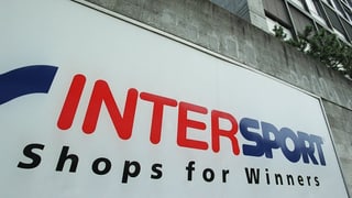 Schild mit Logo am Gebäude von Intersport.