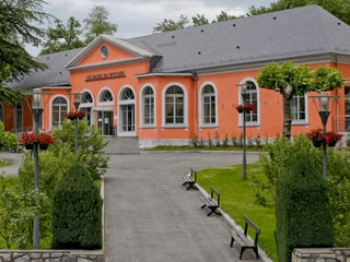 Das Hauptgebäude der Thermes de Cauterets.