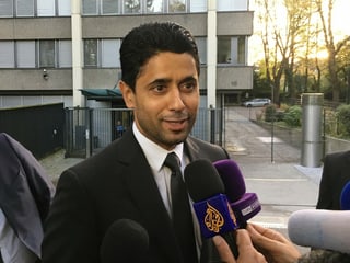 Nasser Al-Khelaifi spricht in ein Mikrofon