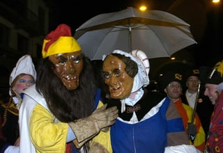 Die Luzerner Fasnachtsfiguren Bruder Fritschi mit seiner Frau Fritschine.