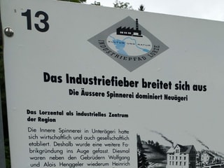 Beschreibung der Geschichte der Industrialisierung des Kantons Zug auf einer Tafel.