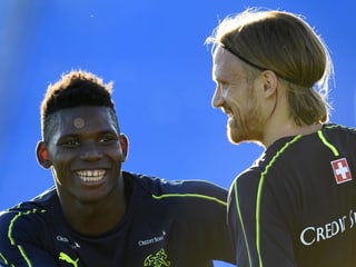 Breel Embolo und Michael Lang. Breel Embolo und Michael Lang.