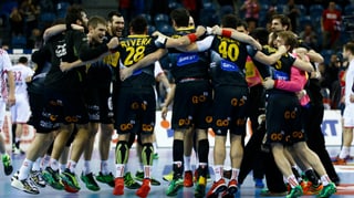 Spaniens Handball-Nationalmannschaft jubelt nach dem Halbfinal-Sieg über Kroatien an der EM in Polen.