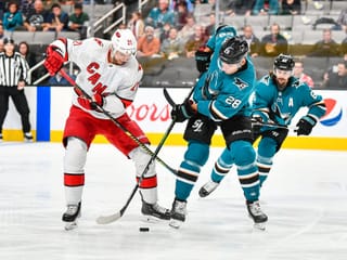Timo Meier setzt sich gegen Landsmann Nino Niederreiter durch. Timo Meier setzt sich gegen Landsmann Nino Niederreiter durch.