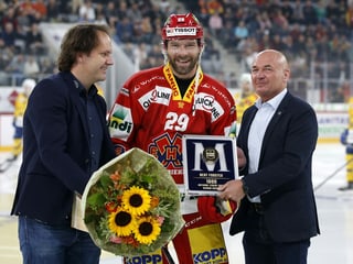 Biels Beat Forster wurde vor der Partie geehrt. Biels Beat Forster wurde vor der Partie geehrt.