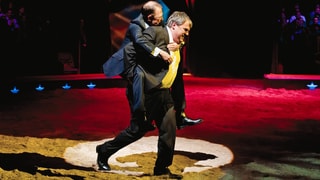 Mike Müller trägt Viktor Giacobbo durch die Arena des Zirkus Knie Mike Müller trägt Viktor Giacobbo durch die Arena des Zirkus Knie