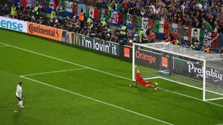 Bastian Schweinsteiger schiesst gegen Gianluigi Buffon übers Tor
