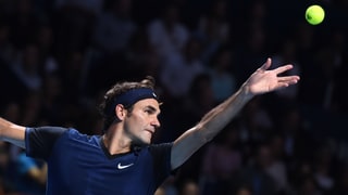 Roger Federer beim Aufschlag.