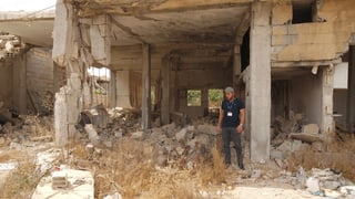 «Aramaic Relief»-Gründer Severiyos Aydin in einem zerstörten Haus in Homs.