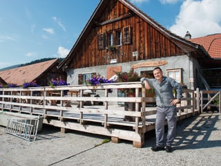 Moderator Oliver Bono zieht als Hilfskraft auf die Alp Malbun.