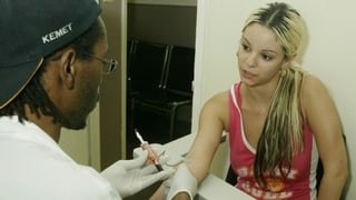 Porno-Darstellerin Carmen Luvana bei einem Routine-HIV-Test im Jahr 2004. Porno-Darstellerin Carmen Luvana bei einem Routine-HIV-Test im Jahr 2004.