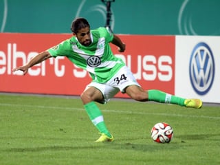 Ricardo Rodriguez behauptet den Ball in einem Testspiel von Wolfsburg.