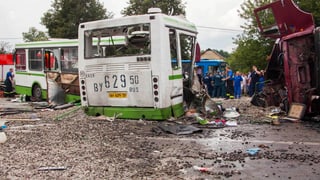 Unfallszenerie in Russland: Links der zerstörte Bus, rechts der umgekippte Lastwagen.