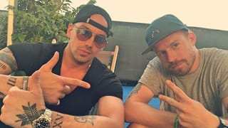 Rapper Raf Camora und Moderator Mauro Wolf posieren