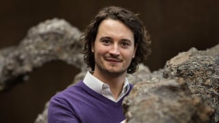 Mirko Baselgia mit der Skulptur "Endoderm". Sie ist der Bronzebaguss eines Murmeltierbaus.