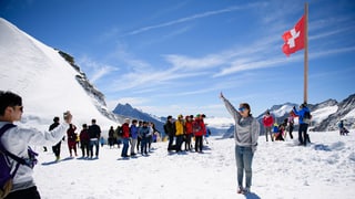 Touristen im Schnee auf dem Jungfraujoch.