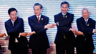 Die Aussenminister Vietnams, Chinas, Singapurs und der Staatssekretär der Philippinen geben sich die Hand.