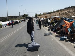 Migranten haben nothalber Zelte am Strassenrand errichtet.