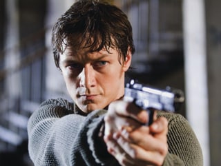 James McAvoy zielt mit einer Pistole. James McAvoy zielt mit einer Pistole.