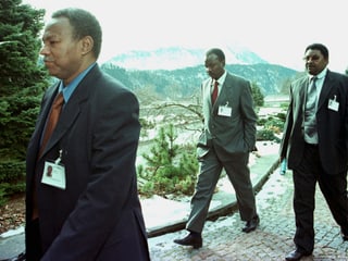 Drei Afrikaner in Anzügen auf dem Bürgenstock.