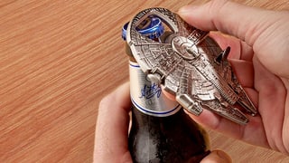 Zwei Hände die eine Glasflasche mit einem Flaschenöffner öffnen