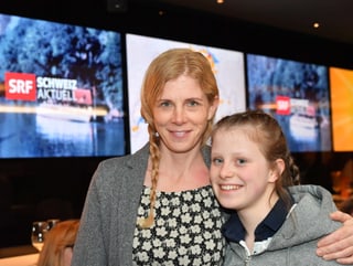 Kerstin Birkeland Ackermann posiert mit Tochter.