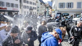 Polizei bespritzt Kundgebungsteilnehmer mit Reizstoffen Polizei bespritzt Kundgebungsteilnehmer mit Reizstoffen