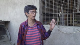 Frau vor Hauswand Frau vor Hauswand
