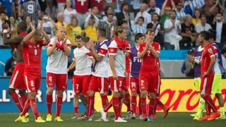 Die Schweizer Nati-Spieler bedanken sich nach dem WM-Out für den Support im Stadion. 