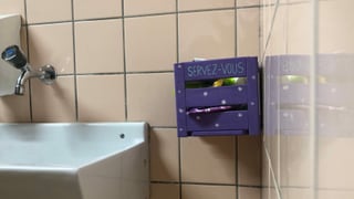 Schachtel mit Binden und Tampons. Schachtel mit Binden und Tampons.
