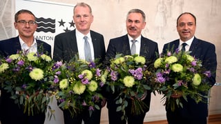Vier Regierungsräte mit Blumensträussen