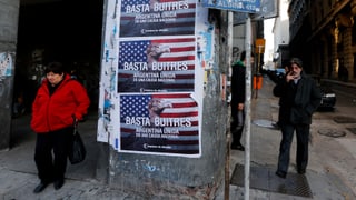 Auf Plakaten in den Strassen von Buenos Aires steht «Stopp den Geiern».